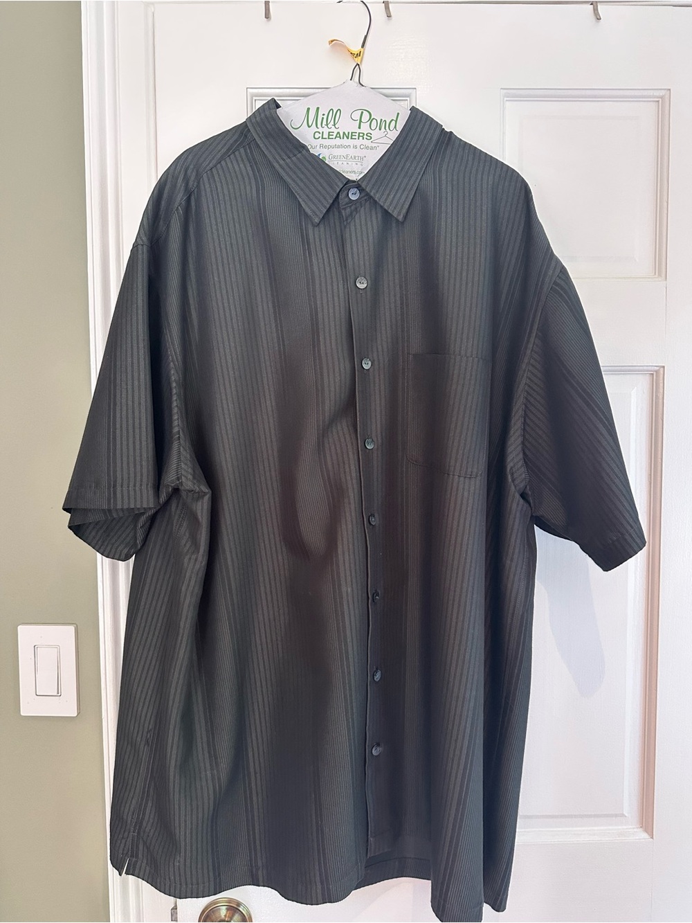 Van Heusen Black Short-Sleeve Button-Down Shirt